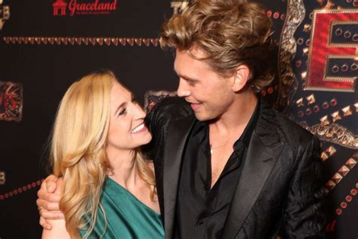 
Austin Butler Reveals His Date For the 2023 Golden Globes: His Sister Ashley 