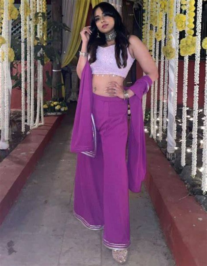 Deeksha Kanwal Sonalkar Height, Weight, Net Worth, Age, Birthday, Wikipedia, Who, Instagram, Biography