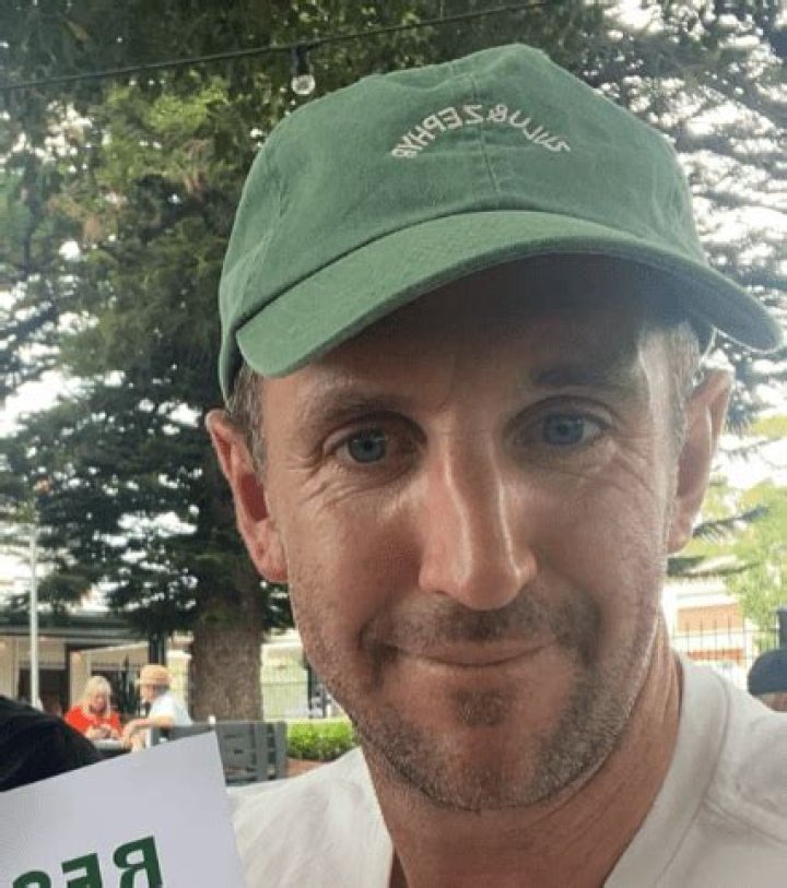 
Does Michael Barlow Have A Girlfriend? 