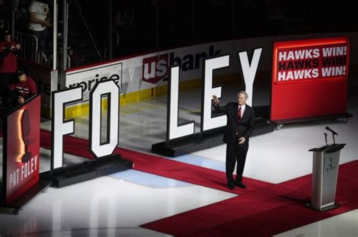 
Here’s Why Fans Think Pat Foley Is Leaving Blackhawks 
