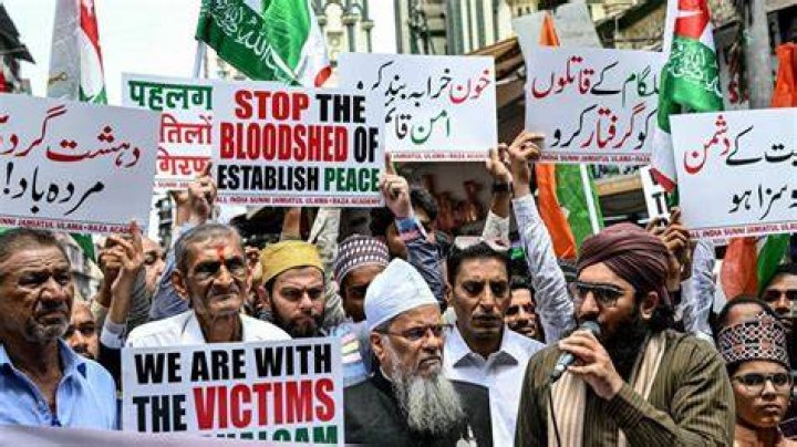 
Hundreds march through Leicester amid violent clashes between Hindus and Muslims 