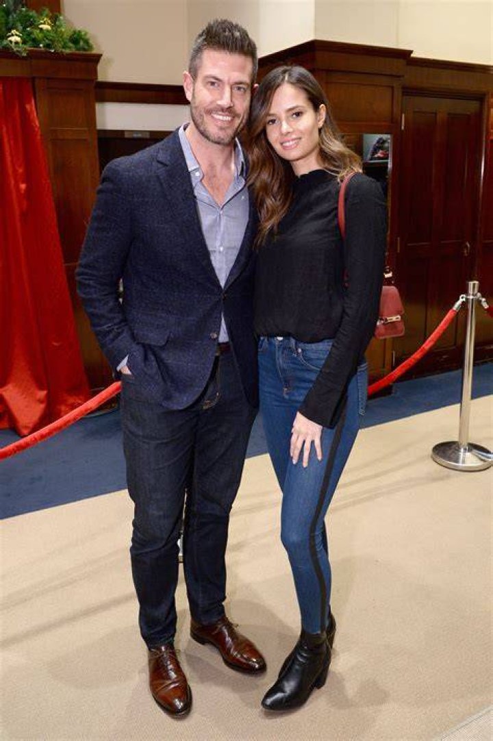 
Is Jesse Palmer Married? His Bio, Age, Wife, Family, Parents, Haircut, Salary and Net worth 