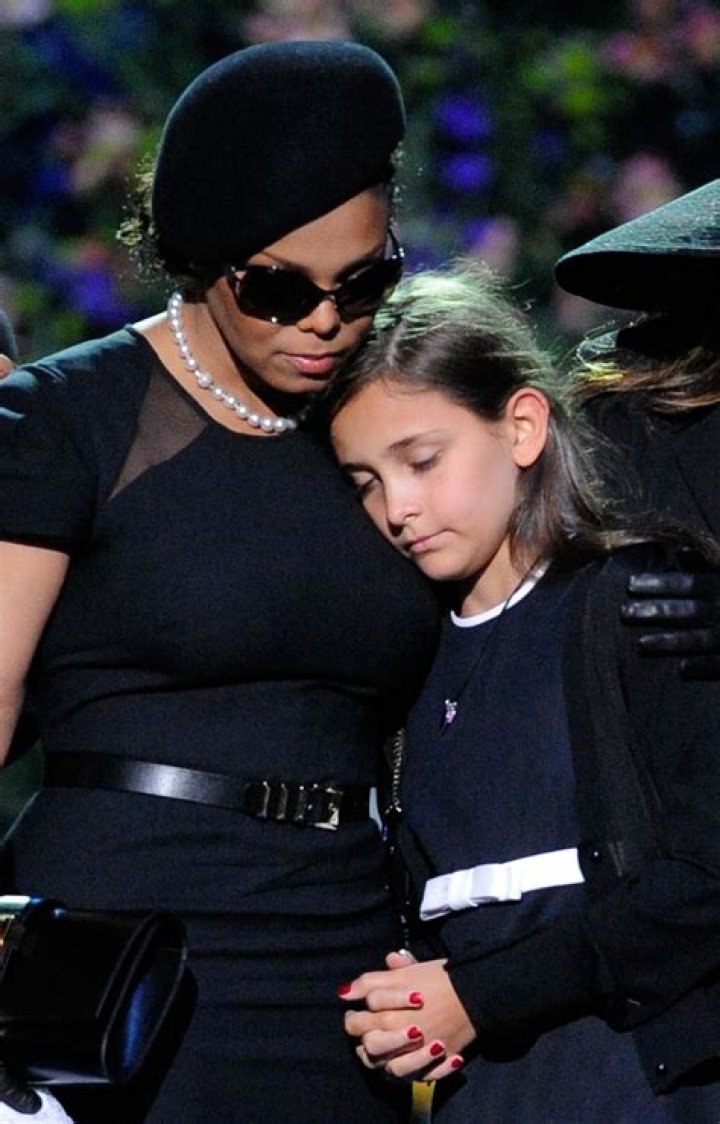 
Janet Jackson Poses with ‘Beautiful Niece’ Paris in Rare Photo Op: ‘So Good Catching Up’ 