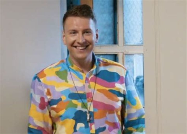 
Joe Lycett Sister Beth Lycett Make Clothes For His TV Appearances 