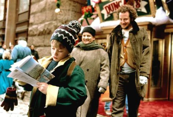 
Joe Pesci Reflects on Making ‘Home Alone 2’ as Movie Turns 30: ‘I Did Sustain Serious Burns’ 