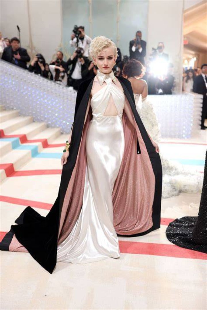Julia Garner Height, Age, Boyfriend, Biography, Wiki, Net Worth