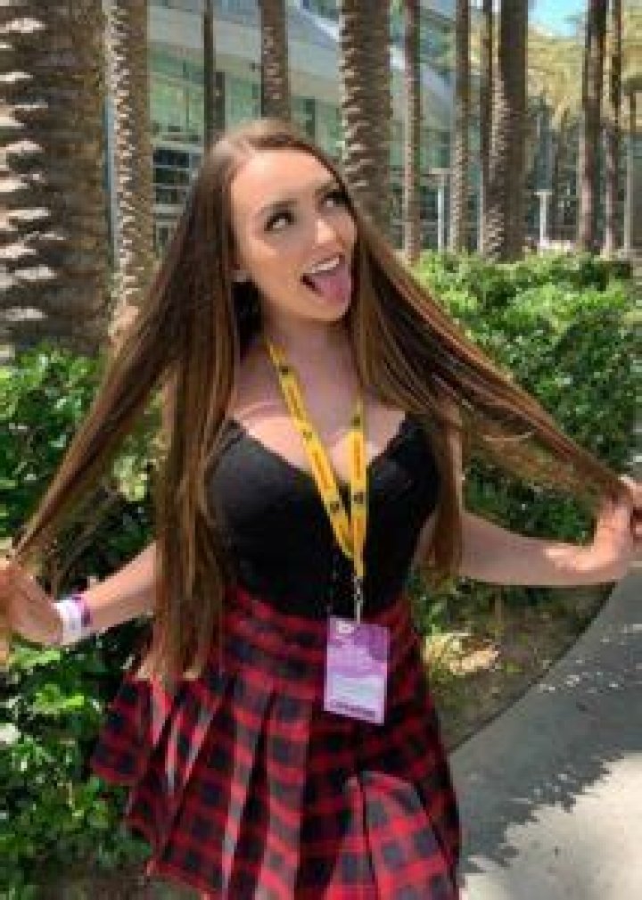 
Julia Raleigh Height, Weight, Net Worth, Age, Birthday, Wikipedia, Who, Nationality, Biography 