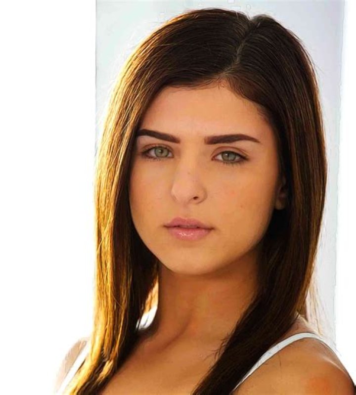 
Leah Wood Height, Weight, Net Worth, Age, Birthday, Wikipedia, Who, Nationality, Biography 