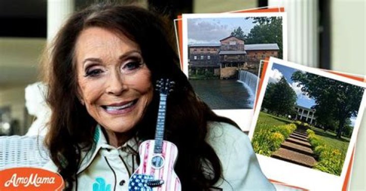 
Loretta Lynn Had a Peaceful Death at Her Ranch Where She Lived for 55 Years & Built Her Own Museum 