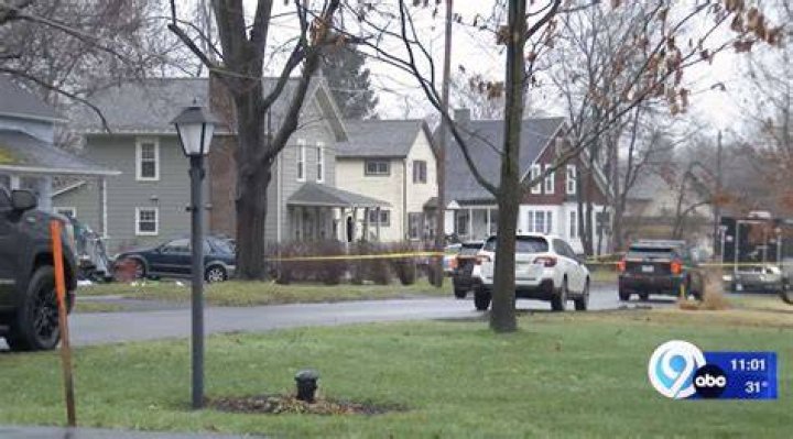
Man Kills 3 People at Random in Washington Convenience Store, Then Turns Gun on Himself 