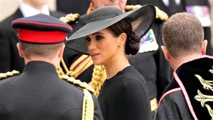 
Meghan Markle Attends Queen Elizabeth II’s Funeral Wearing Touching Tribute 