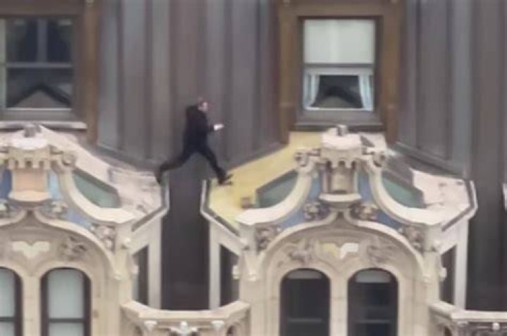
Mystery Man Risks His Life Dangerously Jumping Across Rooftop of New York High-Rise: WATCH 