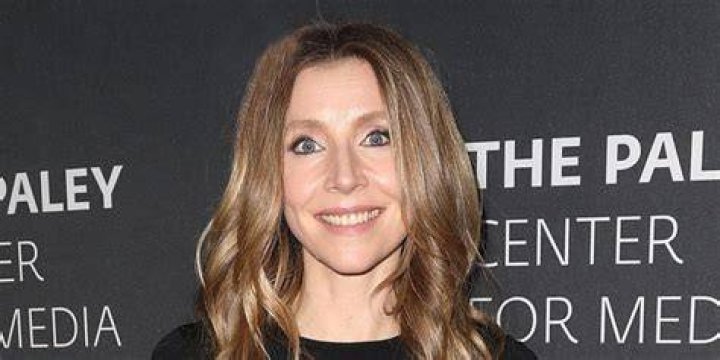 
Naked Truth About Sarah Chalke – Net Worth, Husband, Wiki 
