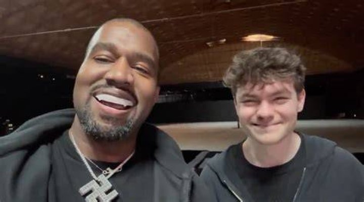 
“Old ye bout to come back”: Kanye West shown support after pleading with paparazzi to stop filming him 