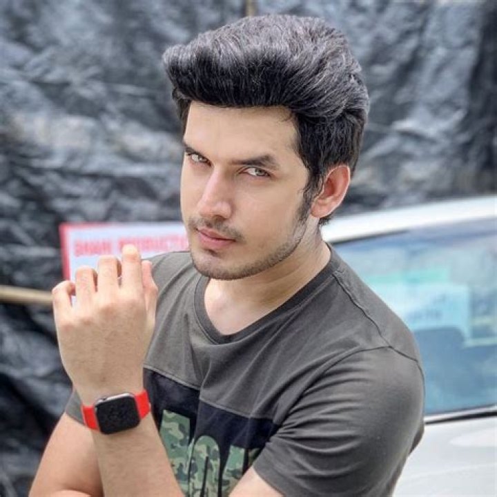 
Paras Kalnawat Height, Weight, Net Worth, Age, Birthday, Wikipedia, Who, Nationality, Biography 