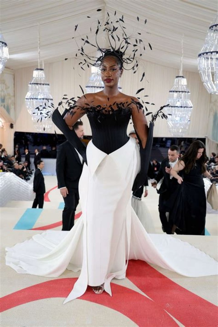 
Poet Aurielle Marie Wears Lizzo’s 2019 AMAs Gown to Out100 Gala: ‘I’m the Most Fabulously Dressed Person’ 