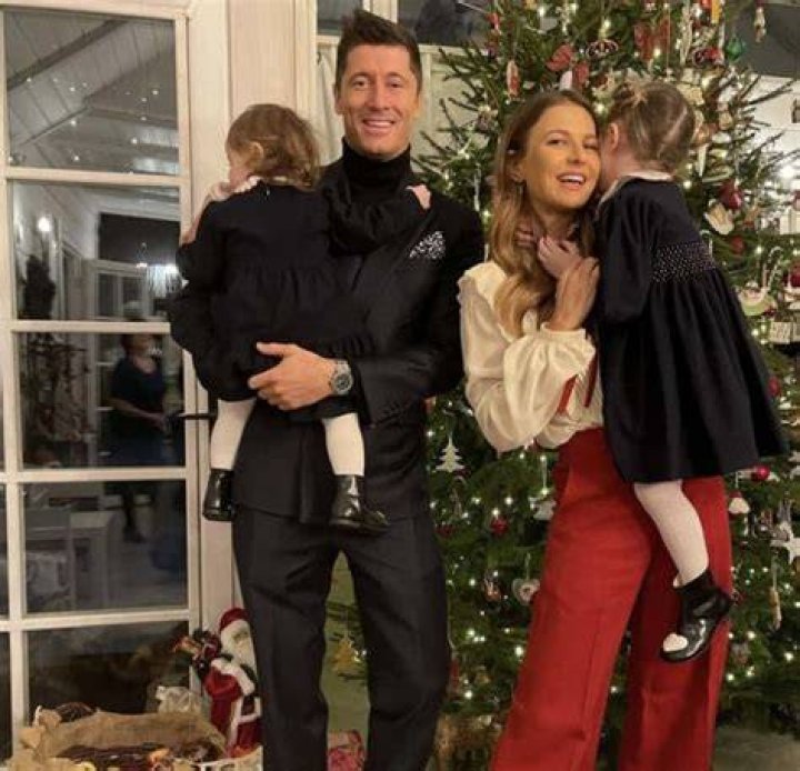 
Robert Lewandowski is Married to Wife: Anna Stachurska. Kids. 
