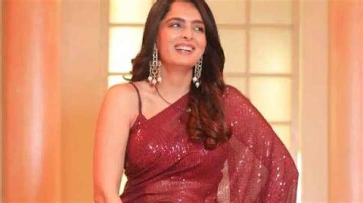 Ruhi Çenet Height, Weight, Net Worth, Age, Birthday, Wikipedia, Who, Instagram, Biography