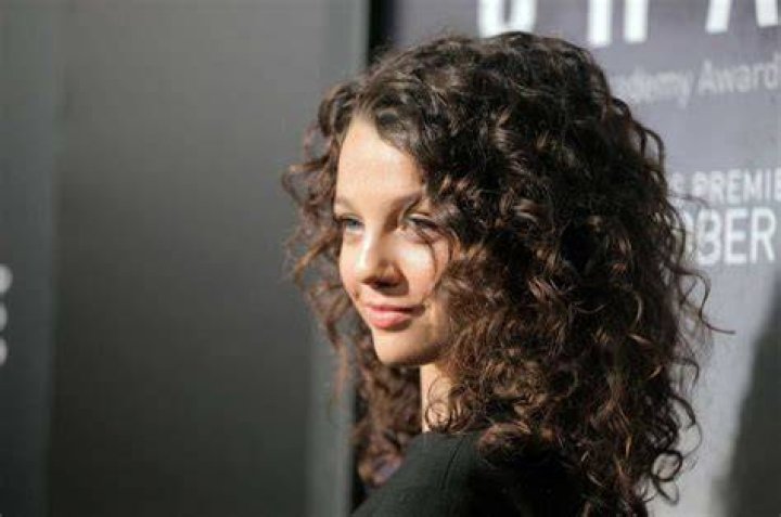 Stefania LaVie Owen Height, Weight, Net Worth, Age, Birthday, Wikipedia, Who, Nationality, Biography