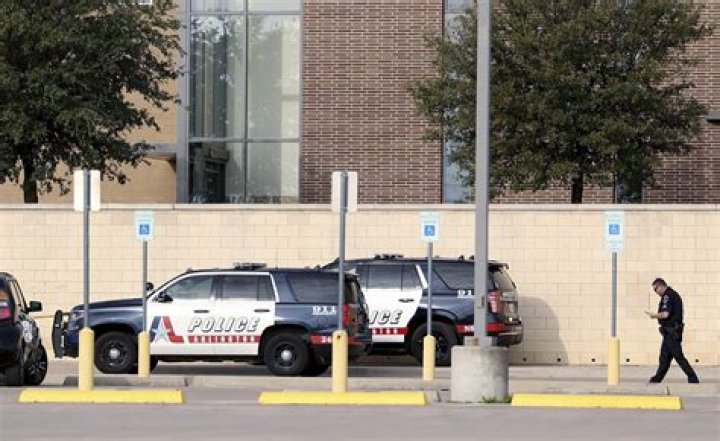 
Student killed, another injured in shooting outside Texas high school 