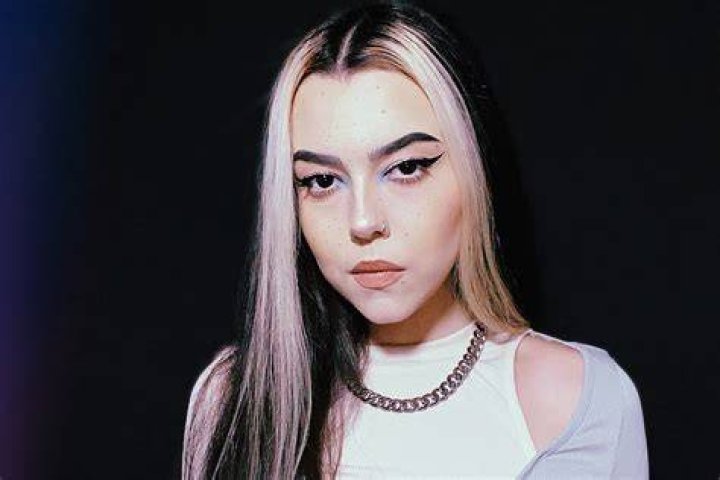  Violet Orlandi