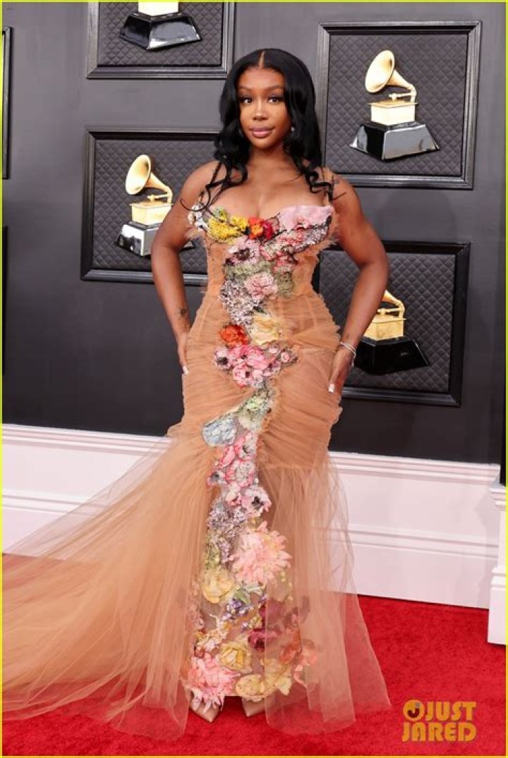 
What Happened To SZA Leg And Why Was She On Crutches While Receiving Grammys Award? 