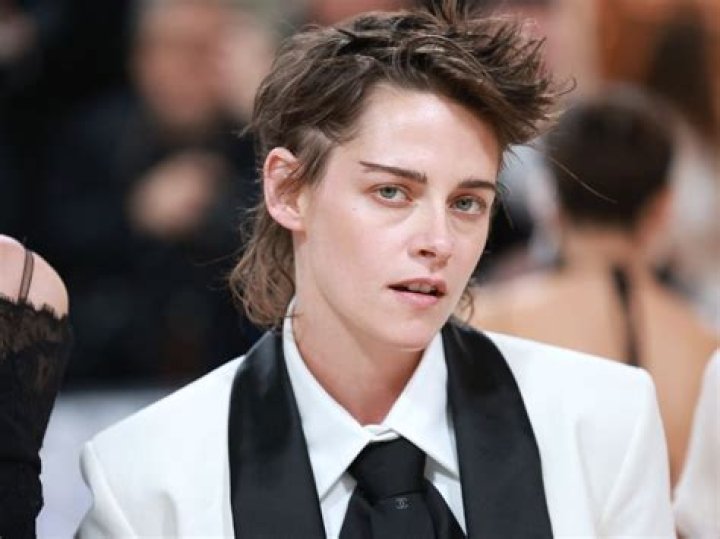 What Is Fivel Stewart Sexuality – Is She Gay? Ethnicity And Family Of The Actress
