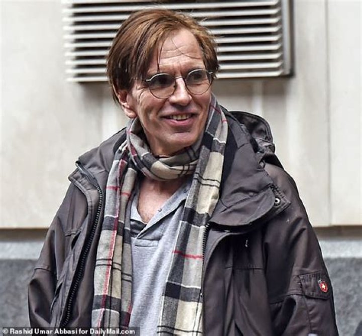 
Who are Julia Fox’s parents? ‘Uncut Gems’ actor’s father and brother taken into custody after apartment raid 