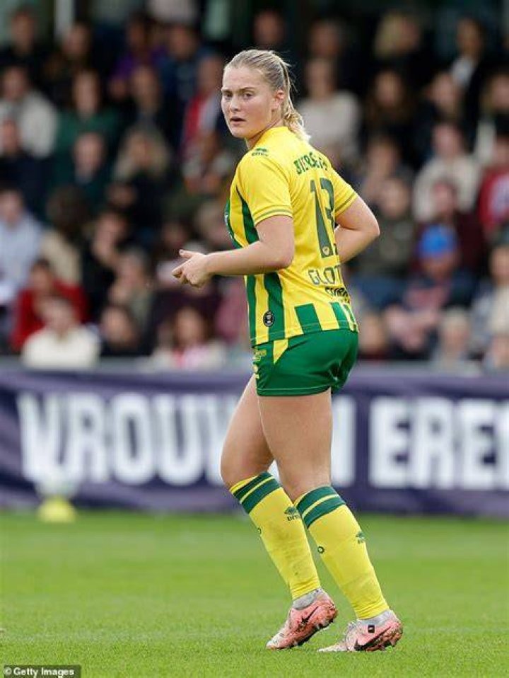 
Who Is England Football Coach Sarina Wiegman & Who Is Husband Marten Glotzbach? 