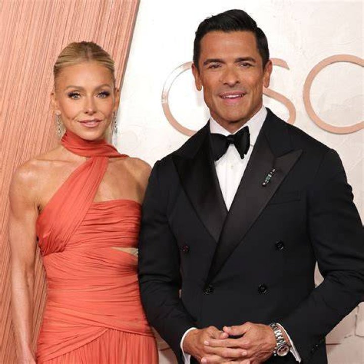 
Who Is Kelly Ripa Married To, Who Is Kelly Ripas Husband, Kelly Ripa Kids, Net Worth, Age, Wiki, Height, Family, Career? 