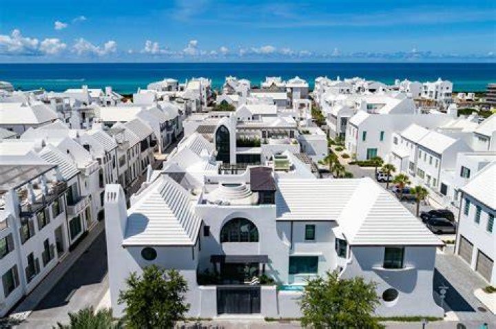 
Who is Luisa Villa? Squatter arrested for falsely claiming to be owner of Florida beach house in the absence of homeowner 